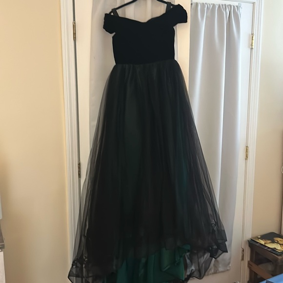 Ball gown. Black and dark green. Size 9 - Picture 1 of 1